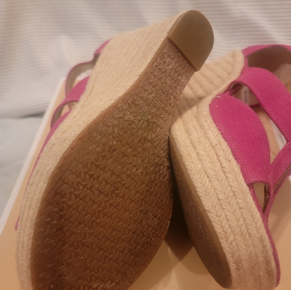 New Michael Kors  fuschia heel sandal size 8m - Picture 2 of 4